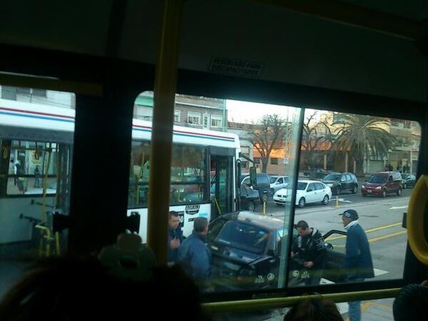 Otra vez un vehículo chocó en el Metrobus del Sur