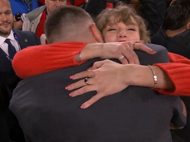Así fue el emotivo abrazo de Taylor Swift y Travis Kelce tras la victoria de los Chiefs