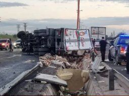 Video: volcó un camión con 8 toneladas de pollo y vecinos se llevaron la carga