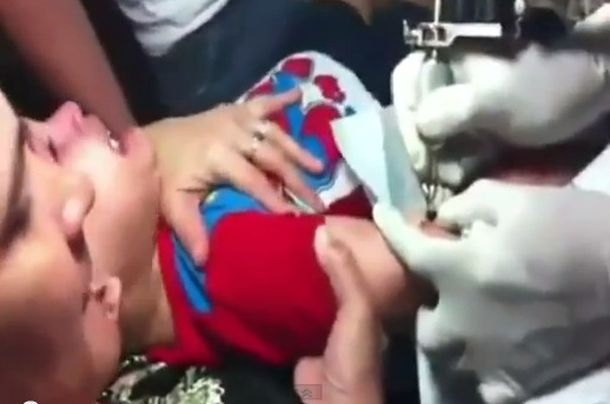 Polémica por un video de una mujer que tatúa a su bebé