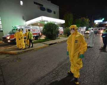 Trasladaron a 27 pacientes de PAMI de una clínica privada donde detectan 23 personas con coronavirus