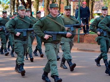 Los gendarmes podrán usar armas de fuego personales en servicio