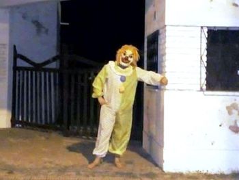 Un nuevo payaso aterra a los niños en General Alvear: fue detenido