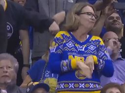 La fanática se dejó llevar por la música La fanática se dejó llevar por la música