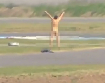 Insólito video: un hombre invadió la pista y se desnudó en plena carrera de Fiat 600 TZ