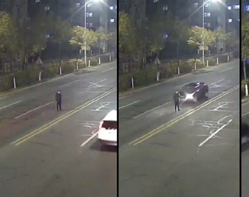 VIDEO: Se paró en el medio de la calle para quitarse la vida y un auto lo atropelló