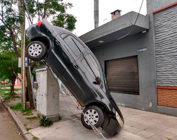 Insólito accidente en Lanús: un auto terminó colgado de un poste de luz