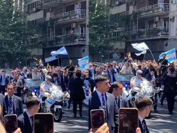 Le tiraron un botellazo a Milei cuando iba en el descapotable