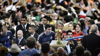 messi y la copa del mundo: mira la imagen que conmueve al planeta futbol messi y la copa del mundo: mira la imagen que conmueve al planeta futbol
