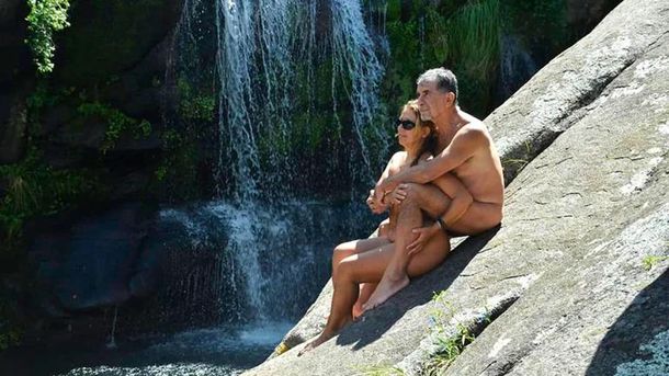 La historia de Miguel y Nora, la pareja de nudistas que enseña a disfrutar de pasear sin ropas por su campo