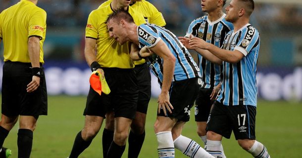 Bressan llora sobre el juez de línea