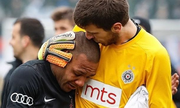 Everton Luiz se retiró del estadio envuelto en lágrimas