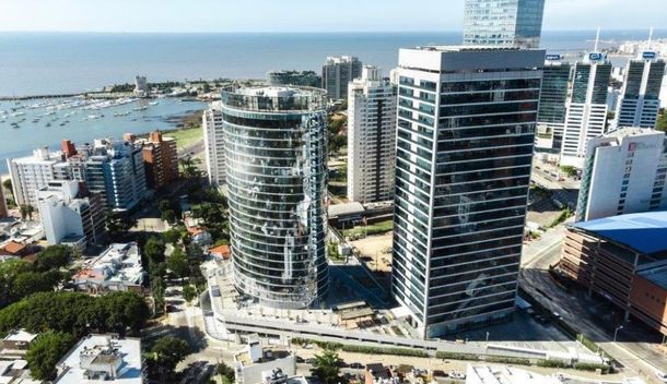 HSBC en lo más alto de Montevideo.