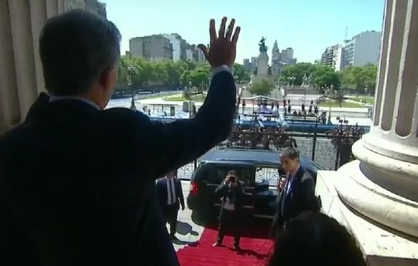 Macri saludó a una plaza vacía de militantes y estallaron los memes