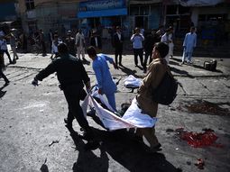 al menos 61 personas murieron y hay 200 heridos en un ataque suicida en afganistan al menos 61 personas murieron y hay 200 heridos en un ataque suicida en afganistan