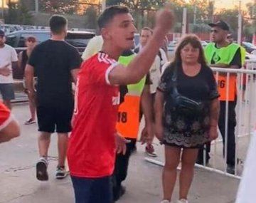 Video: un hincha increpó a un jugador de Independiente tras el empate 