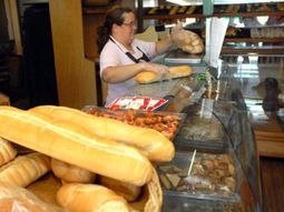 el pan mas caro del mundo: con un salario minimo se puede comprar casi tres veces menos que en francia el pan mas caro del mundo: con un salario minimo se puede comprar casi tres veces menos que en francia