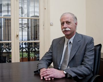 ¿Quién es y qué investiga el científico distinguido por Cristina?