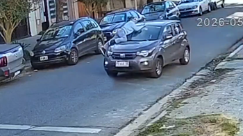 una mujer se subio al capot de su auto para evitar que se lo roben y la arrastraron 50 metros una mujer se subio al capot de su auto para evitar que se lo roben y la arrastraron 50 metros