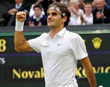 Federer venció a Djokovic y se acerca al N° 1 del ránking