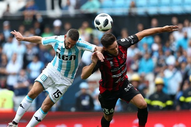 Lisandro López pelea para ganar el balón