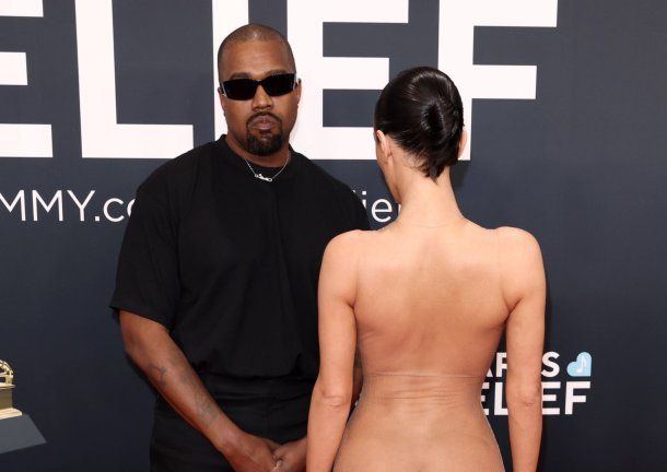 Polémica en los Premios Grammy: Bianca Censori, esposa de Kanye West, llegó desnuda a la alfombra roja