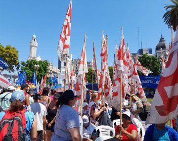 Piqueteros protestan en Plaza de Mayo por la baja de planes sociales