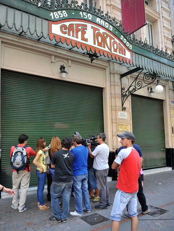 Hubo destrozos en el Café Tortoni y otros bares porteños