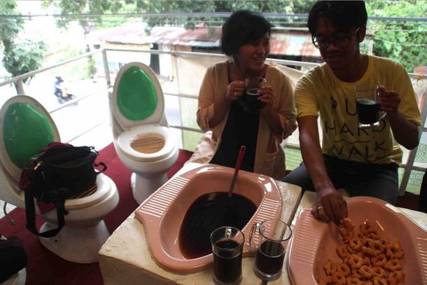 Un restaurante indonesio sirve la comida en... ¡letrinas!