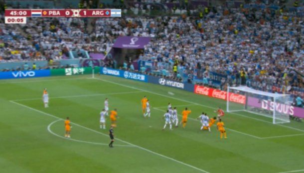 La atajada del Dibu Martínez para evitar el empate ante Países Bajos en el primer tiempo