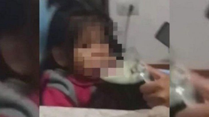 Hay que festejar así: una madre le dio de tomar fernet a su beba y subió el video a las redes