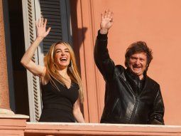 Milei y Fátima saludaron desde el balcón de la Rosada antes de partir hacia Olivos