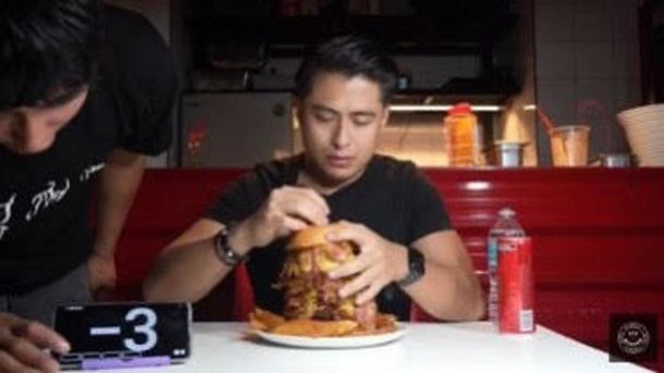 México: youtuber comió una hamburguesa mortal en menos de cinco minutos y se volvió viral