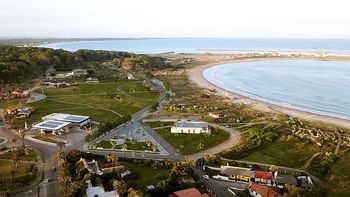 El gobierno lanzó la licitación internacional para la construcción de un hotel-casino de lujo en La Paloma, Rocha. El gobierno lanzó la licitación internacional para la construcción de un hotel-casino de lujo en La Paloma, Rocha.