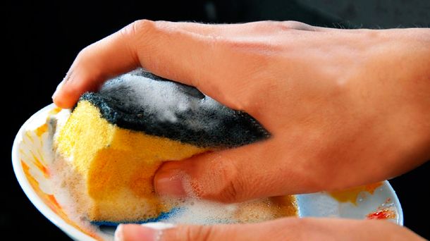 Un abogado fue sancionado por mandar a lavar los platos a una empleada