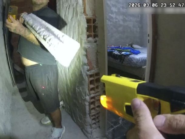 Video: amenazó a la policía con una viga y lo inmovilizaron con una pistola Taser