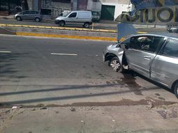 Otro auto chocó contra una parada del Metrobus del Sur