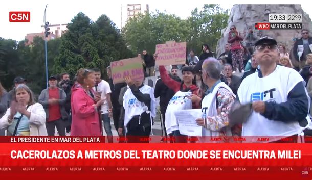 Mar del Plata: cientos de personas realizaron un cacerolazo frente al hotel donde se hospeda Javier Milei