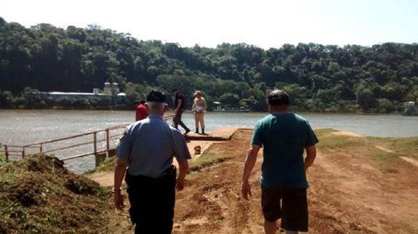 Prefectura halló flotando en el río Paraná el cadáver de un hombre acribillado de cinco balazos.