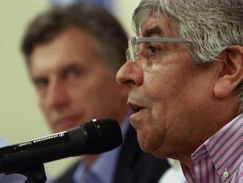 Moyano se muestra este lunes con Macri en un acto