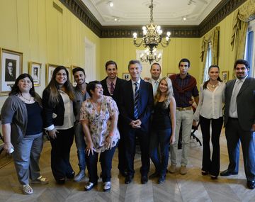 Macri recibió a los vecinos que visitó en sus casas durante la campaña
