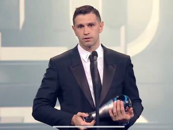 Premios The Best: Dibu Martínez fue elegido el mejor arquero del mundo