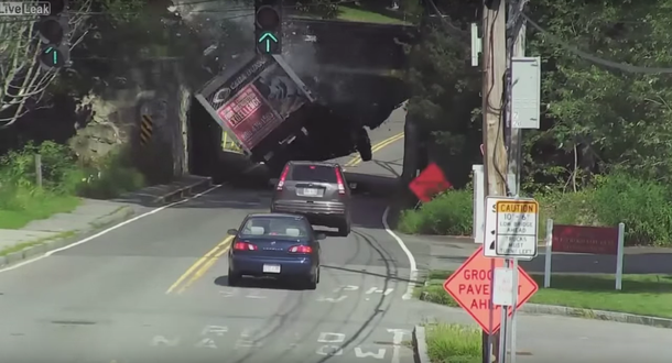 VIDEO: Espectacular choque de un camión contra un puente
