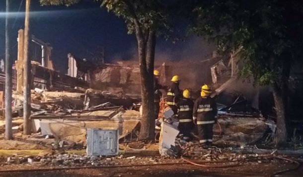 Pilar: una explosión y un incendio destruyeron a dos locales