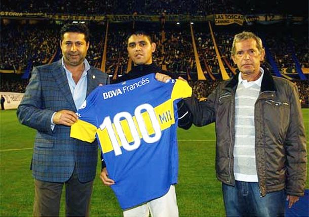 Mecheti junto al presidente xeneize y el socio 100.000 de Boca.