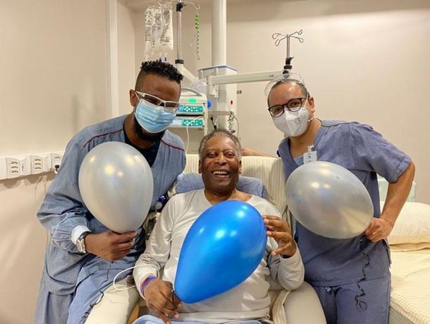 Pelé fue dado de alta después de un mes de internación