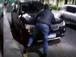 Atacó y rompió una camioneta de alta gama en pleno centro de La Plata