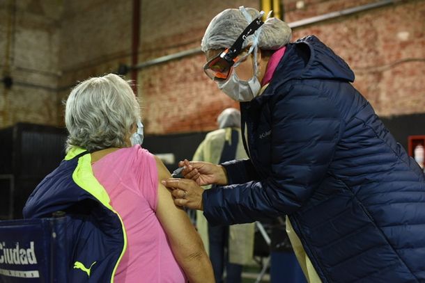 Vacuna: se agotaron los 40 mil turnos para mayores de 80 años en la Ciudad