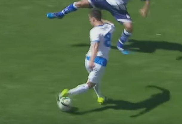 De rabona y bastón: mirá este increíble lujo en la Primera B Metropolitana