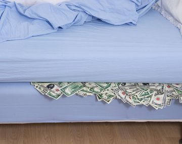 Ahorros al colchón:  depósitos en dólares cayeron casi un 20%